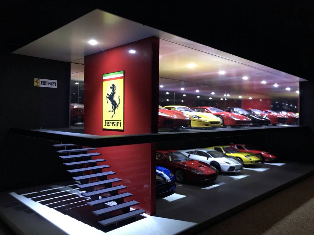 ミニカー専用ジオラマ：1/43 カーディーラーⅠ（光沢レッド＆カーボン