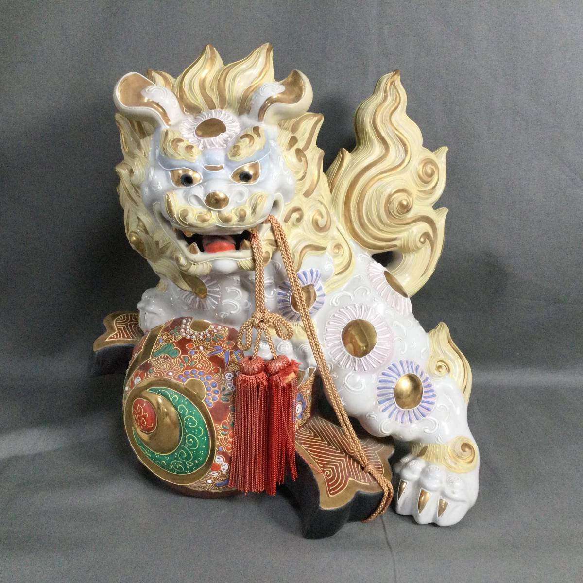 10/18 218787 九谷焼 狛犬 乗り獅子 置物 シーサー 陶器 色絵金彩 魔
