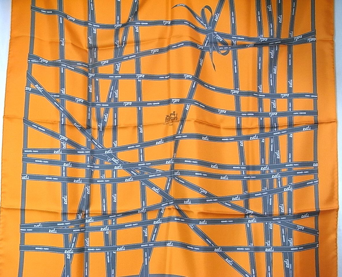 1円から★正規　エルメス　HERMES　シルクスカーフカレ　リボン柄　エルメスオレンジ　 エルメス HERMES スカーフ 1円～☆美品 エルメス・フラッグシップ 華やかHERMES《エルメス・フラッグシップ》カレ90
