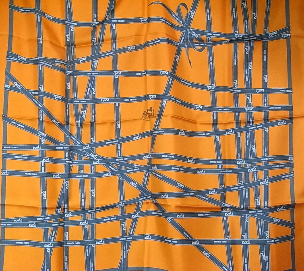 1円から★正規　エルメス　HERMES　シルクスカーフカレ　リボン柄　エルメスオレンジ　 エルメス HERMES スカーフ 1円～☆美品 エルメス・フラッグシップ 華やかHERMES《エルメス・フラッグシップ》カレ90