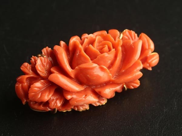 流】美術品 珊瑚 花彫刻 帯留 重量約9g KK512 珊瑚 帯留め K18 | 本