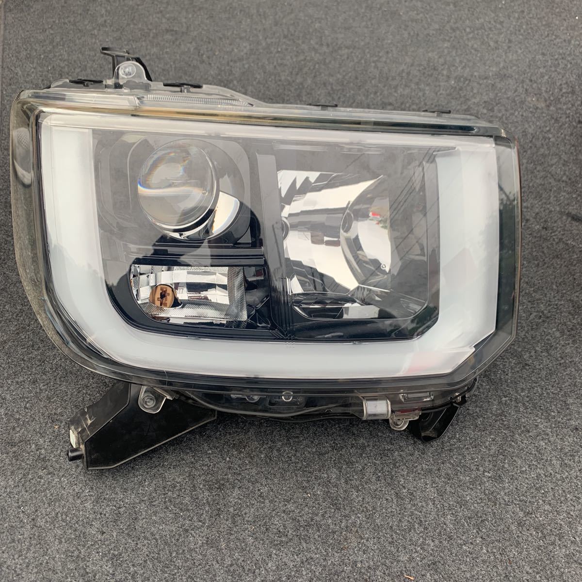 ウェイク la700s ヘッドライト ユニット 右 ウェイク la700s ヘッドライト ユニット 右 ダイハツ／ウェイク LA700S