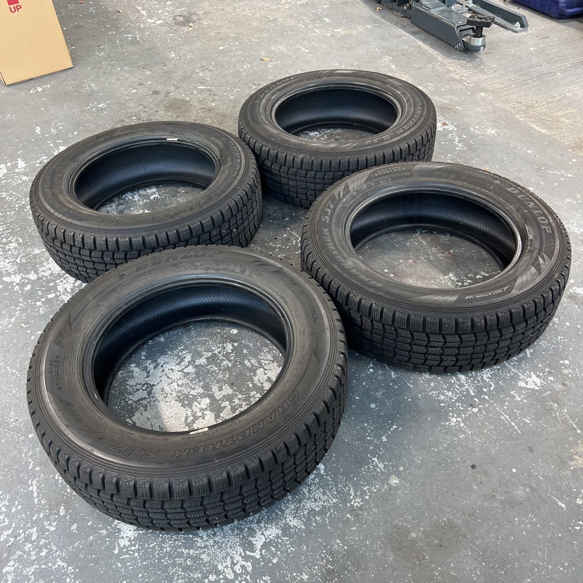 ダンロップグラントレックスタッドレスタイヤ 235/65R18 中古超バリ山4