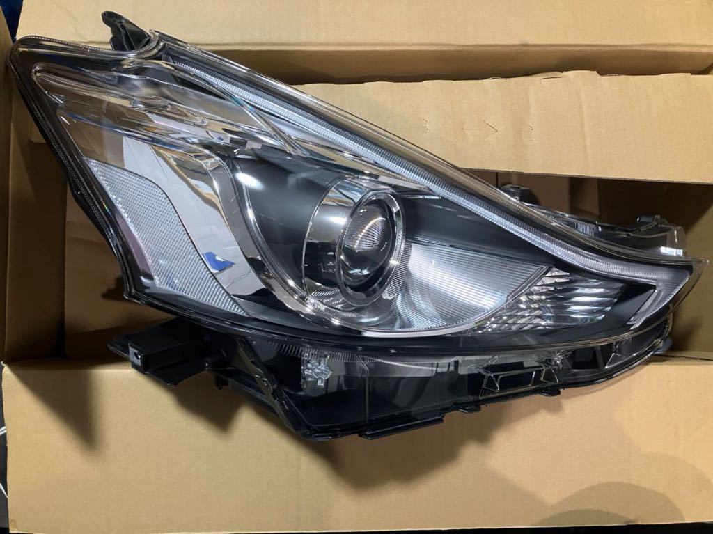 ZVW40プリウスα右中古ヘッドランプ81140-47660 ZVW40プリウスα右中古ヘッドランプ81140-47660