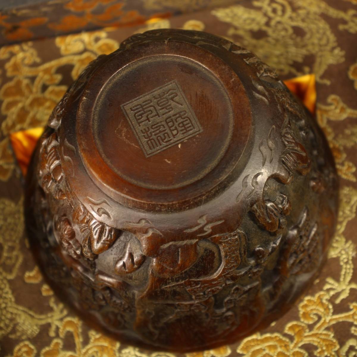 中国の彫り物 角型 材質不明 オブジェ 古玩 清］ 乾隆年製款 古角材彫 角杯 人物紋 浮彫 極細工 骨董