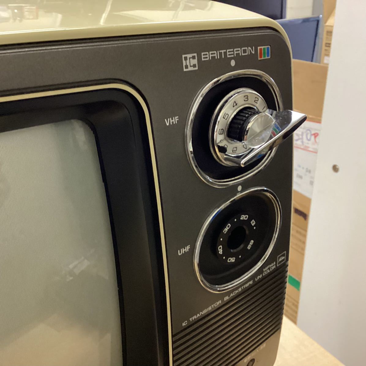 東芝⁄TOSHIBA 14型 ブラウン管テレビ レッド⁄赤 昭和レトロ