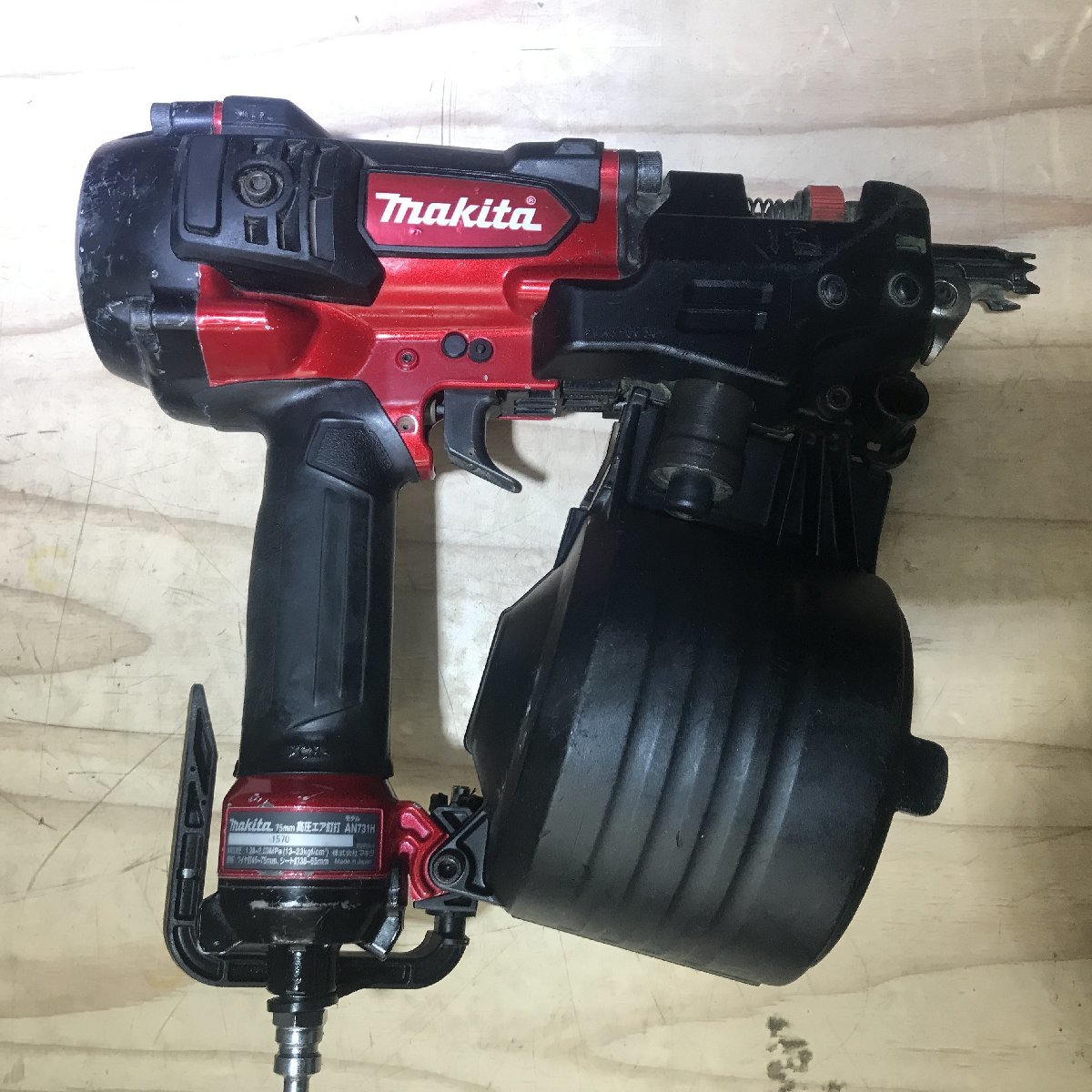 【中古品】makita(マキタ) 75㎜高圧エア釘打 エアダスタ付 (赤) AN731H / ITD1GO3KJLF6 エアダスタ付 マキタ 75㎜高圧エア釘打 電動工具・エアー工具・大工 赤::AN732H|ホームメイキング電動工具 J74