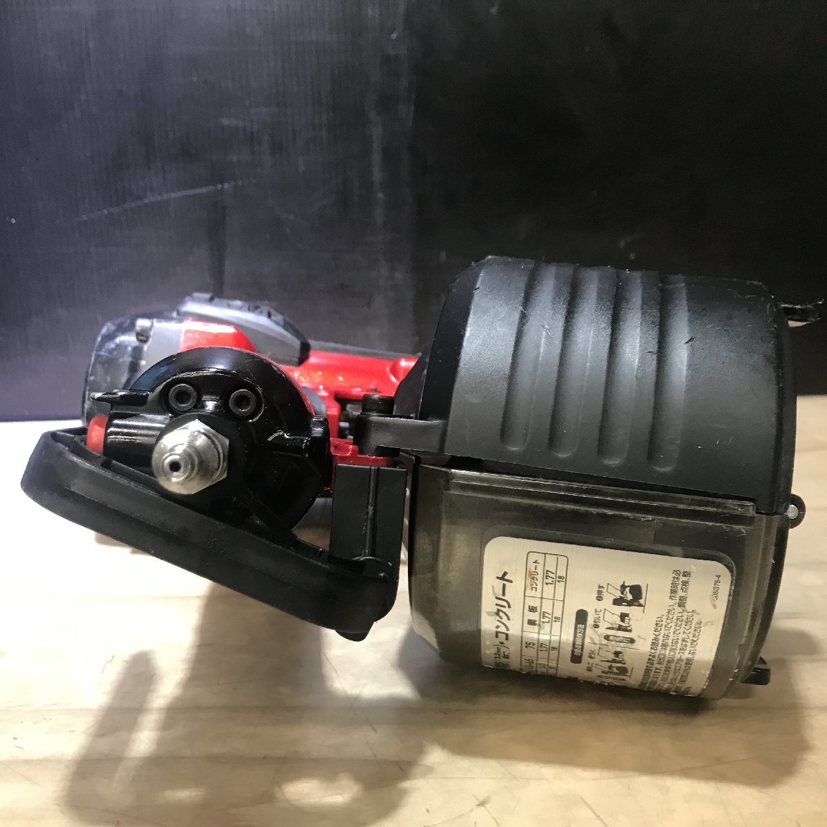 【中古品】makita(マキタ) 75㎜高圧エア釘打 エアダスタ付 (赤) AN731H / ITD1GO3KJLF6 エアダスタ付 マキタ 75㎜高圧エア釘打 電動工具・エアー工具・大工 赤::AN732H|ホームメイキング電動工具 J74