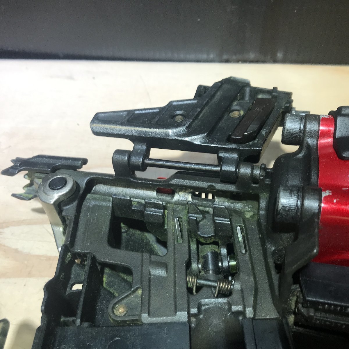 【中古品】makita(マキタ) 75㎜高圧エア釘打 エアダスタ付 (赤) AN731H / ITD1GO3KJLF6 エアダスタ付 マキタ 75㎜高圧エア釘打 電動工具・エアー工具・大工 赤::AN732H|ホームメイキング電動工具 J74