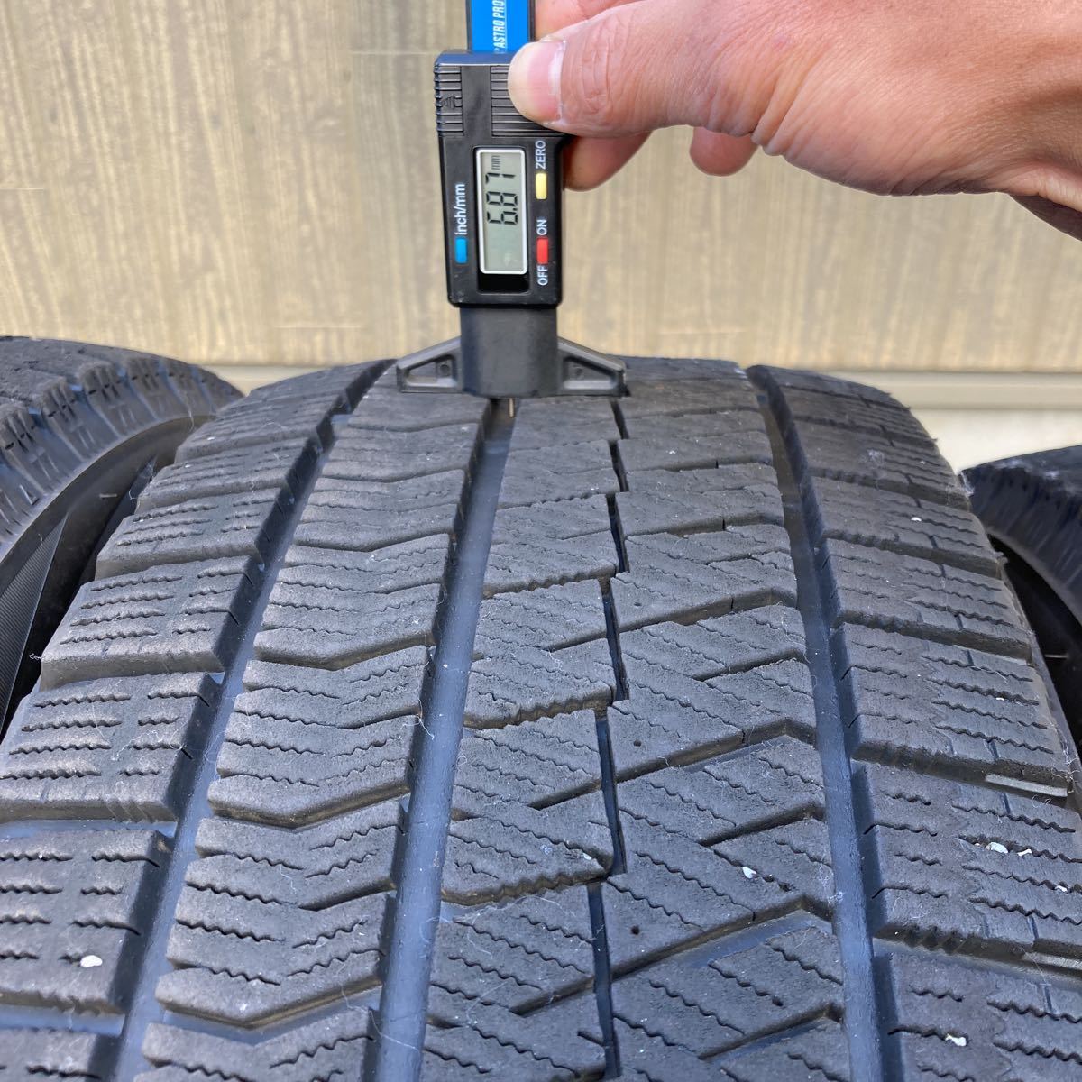 石川県発 BLIZZAK VRX2 215/55R17 4本 2019年製 バリ山 バリ溝 7分山 8 