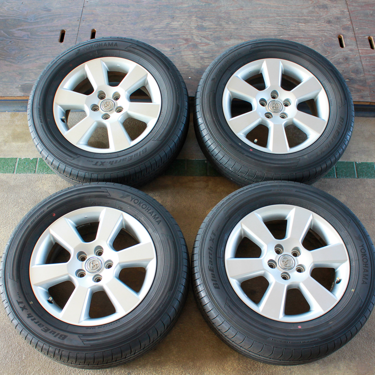 送料無料　225/65R17 ハリアー外　17インチアルミ4本セット トヨタ 30系 ハリアー 純正アルミホイール 17インチ4本セット 225