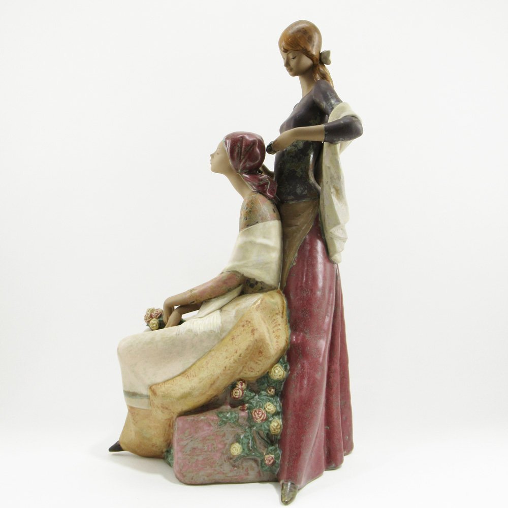 LLADRO 12070 リヤドロ「髪をすく姉妹」 【公式通販】