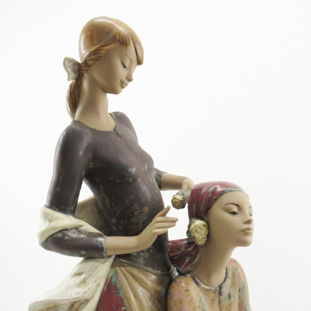 LLADRO 12070 リヤドロ「髪をすく姉妹」 【公式通販】