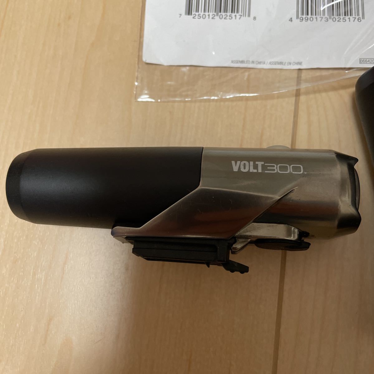 | VOLT300 CATEYE - キャットアイ 「キャットアイ」 フロントライト &frasl; 製品情報 CATEYE（キャットアイ） ライト VOLT300（ボルト300) EYE(キャットアイ) CAT HL-EL460RC AMPP300N