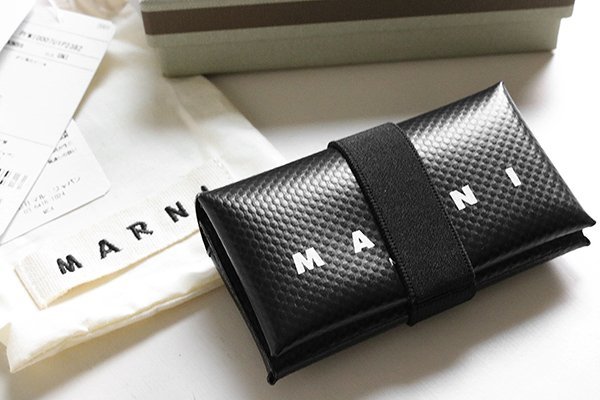 人気，新作登場 MARNI 20SS Logo Wallet ロゴウォレット 黒 付属品あり ミニ財布 バンド 小銭入れ カードケース ユニセックス マルニ C1(マルニ)｜売買されたオークション情報、yahooの商品情報をアーカイブ公開 - その他