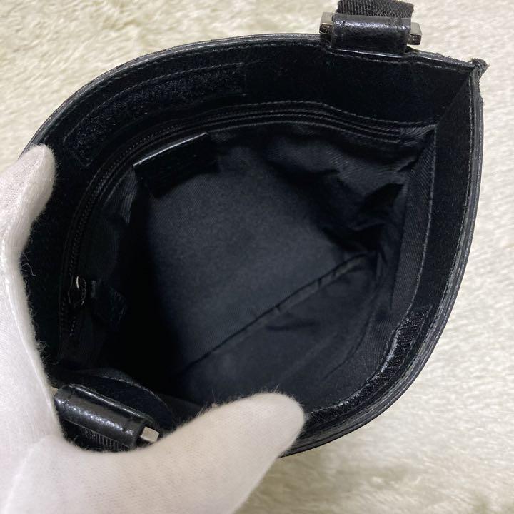 グッチ GUCCI ショルダーバッグ &frasl;MI 茶 ・ブラック 【美品】GUCCI グッチ ショルダーバッグ ボディバッグ クロスボディ サコッシュ GGキャンバス レザー 斜め掛け ブラック 黒 メンズ 27639