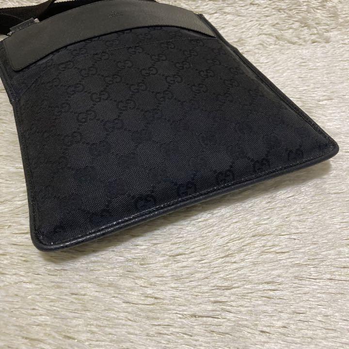 グッチ GUCCI ショルダーバッグ &frasl;MI 茶 ・ブラック 【美品】GUCCI グッチ ショルダーバッグ ボディバッグ クロスボディ サコッシュ GGキャンバス レザー 斜め掛け ブラック 黒 メンズ 27639