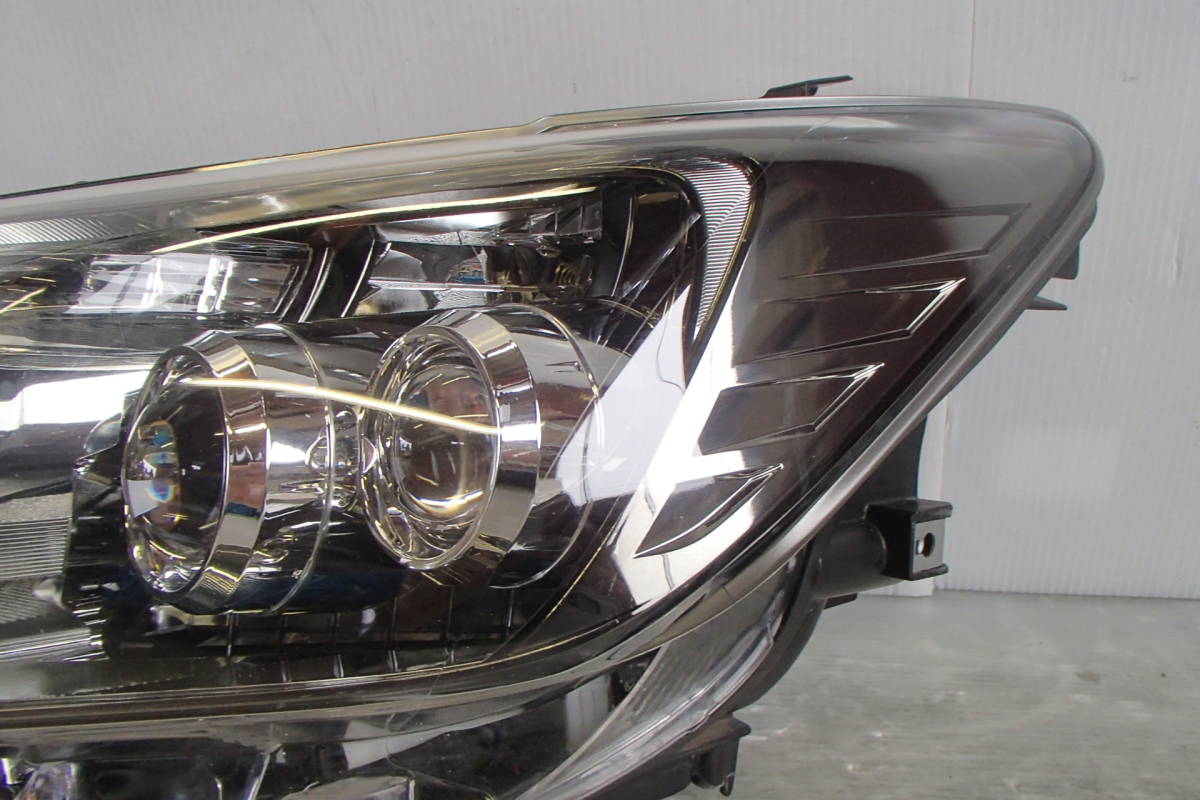 AVV50 前期 カムリ Gパッケージ・プレミアムブラック 純正 LED 左