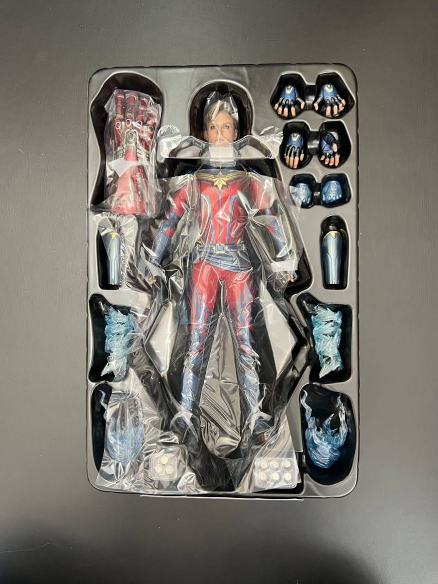 新品同様 未使用品 ホットトイズ キャプテンマーベル アベンジャーズ