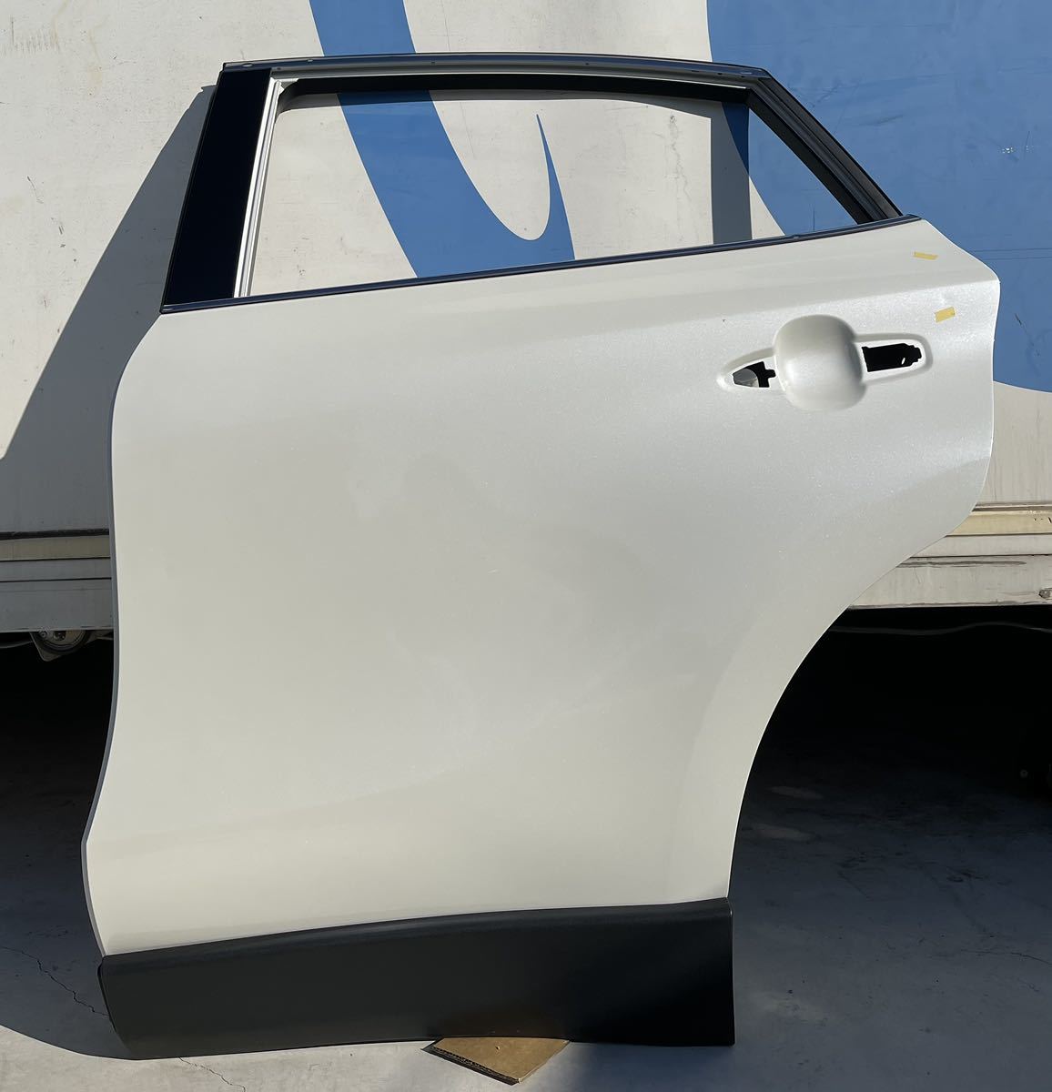 ハリアー MXUA80 MXUA85 MXUH80 MXUH85 左 リアドア　パール　070