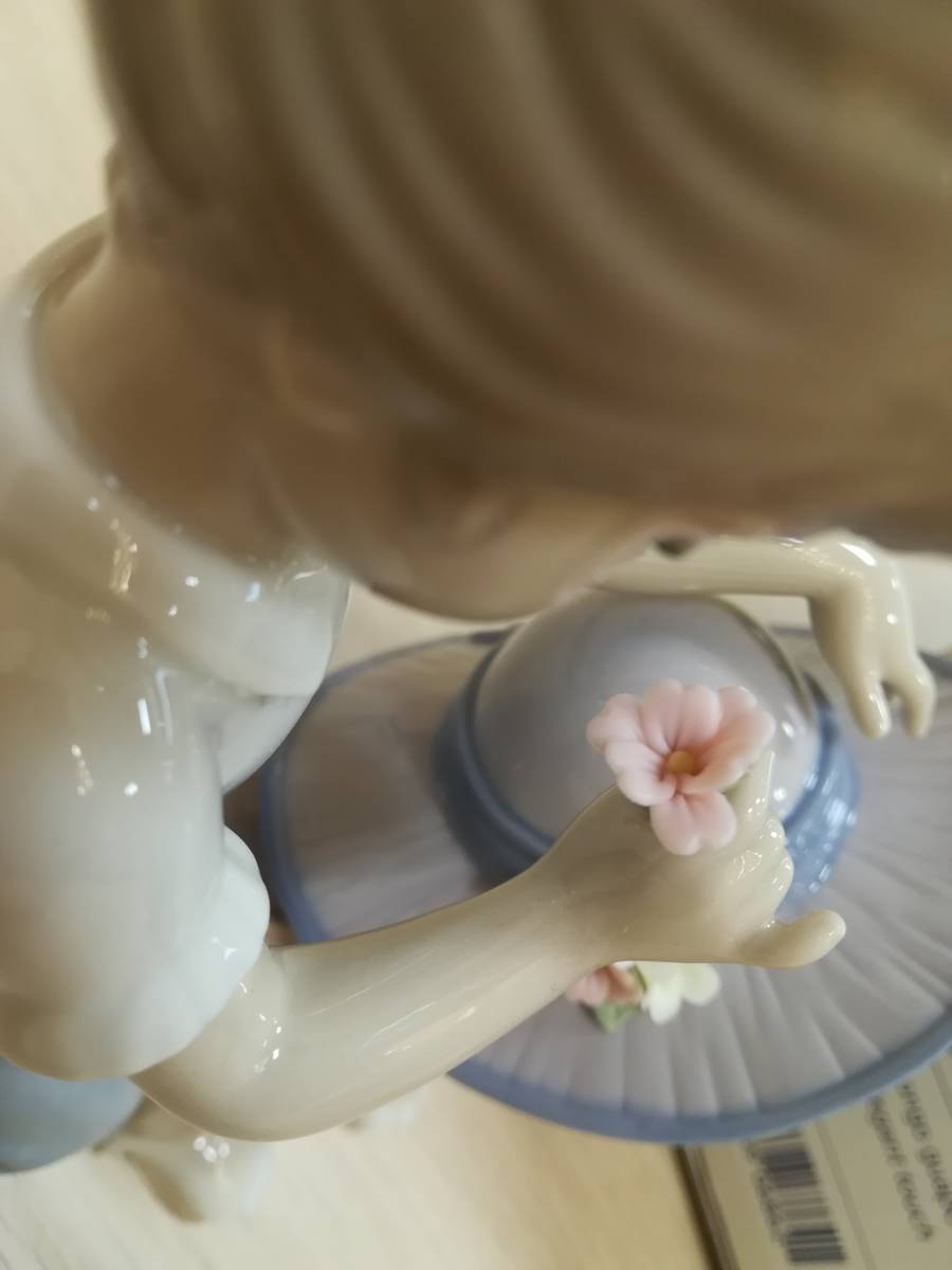 LLADRO リヤドロ 帽子を被った少女 35.5cm 【公式通販】