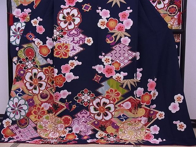着物屋こころ■豪華振袖　駒刺繍　向かい鶴花文　金彩　着丈　175cm　裄丈　70cm　正絹　逸品　A-ck5784 駒刺繍 暈し染め 正絹 裄丈69.5cm 着丈168cm 京友禅振袖・桃色・金駒刺繍┃かわいい古典菊京屋