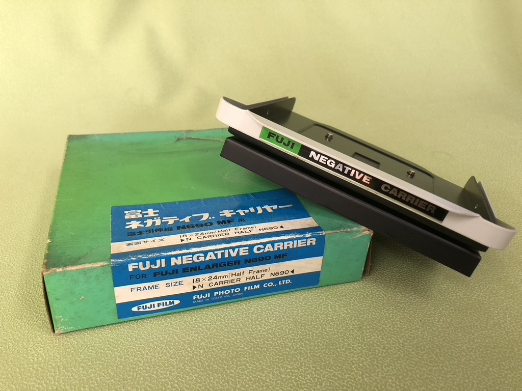 爆買い，豊富な フジ ネガティブキャリアーハーフ判 １８X24mm フジ引伸機N690 MF用 多分(暗室関連用品)｜売買されたオークション情報、yahooの商品情報をアーカイブ公開 - オークファン 暗室関連用品