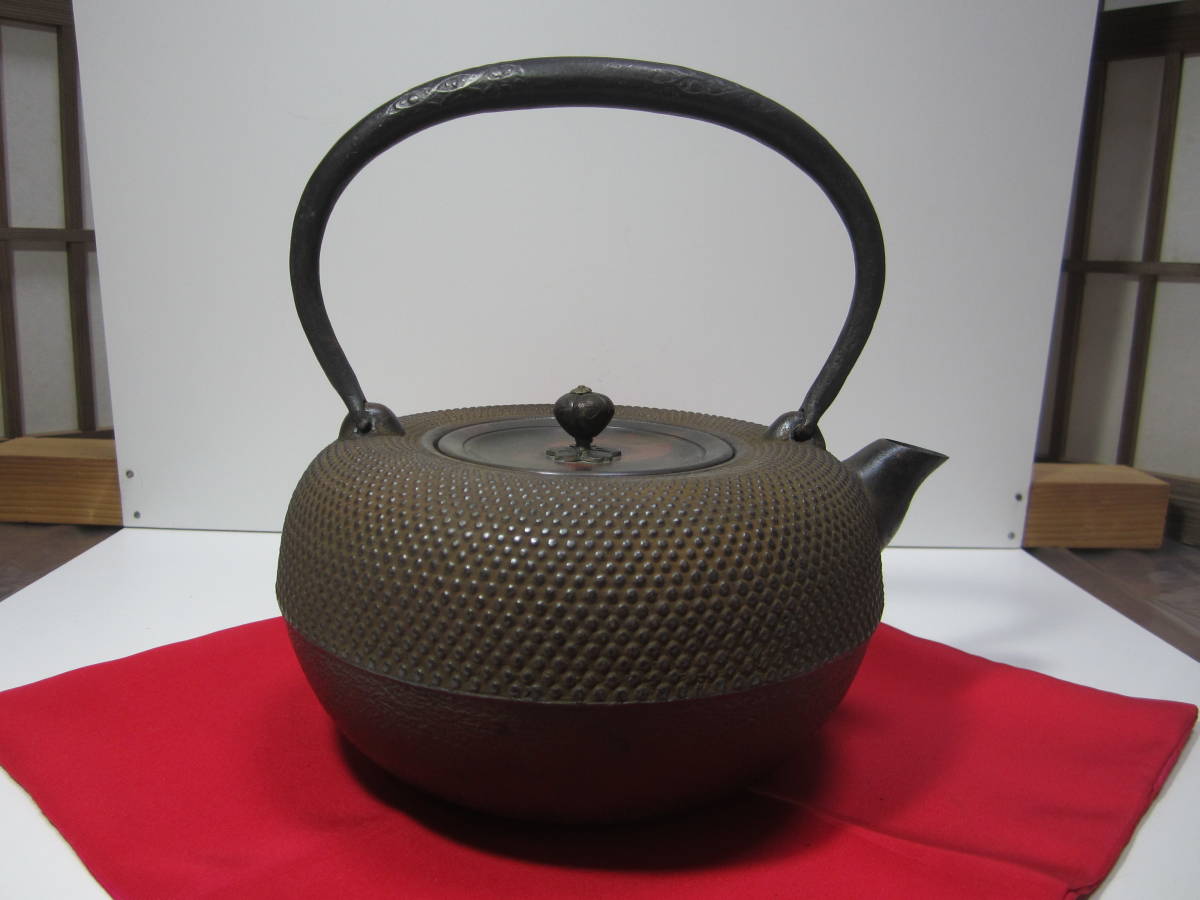 セール，品質保証 南部鉄瓶 姥口型 きれいなあられ紋様 銅蓋が個性的 保寿堂造(鉄瓶)｜売買されたオークション情報、yahooの商品情報をアーカイブ公開 - オークファン 鉄瓶