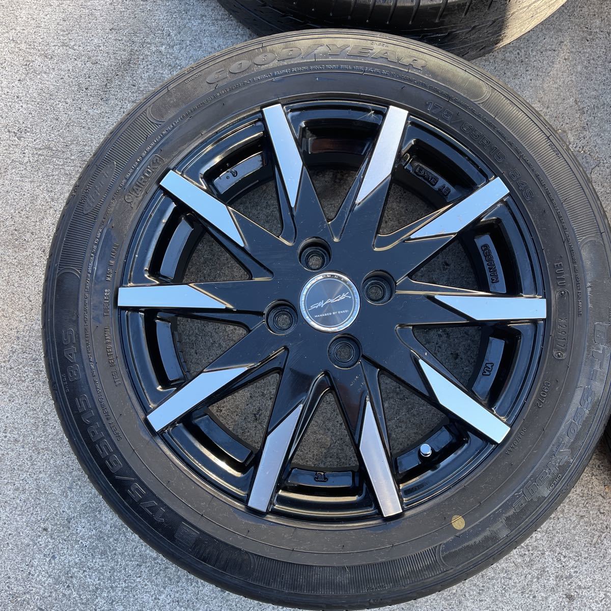 エンケイSMACK グッドイヤー175/65R15 5.5J+43 100-4H アクアヤリス