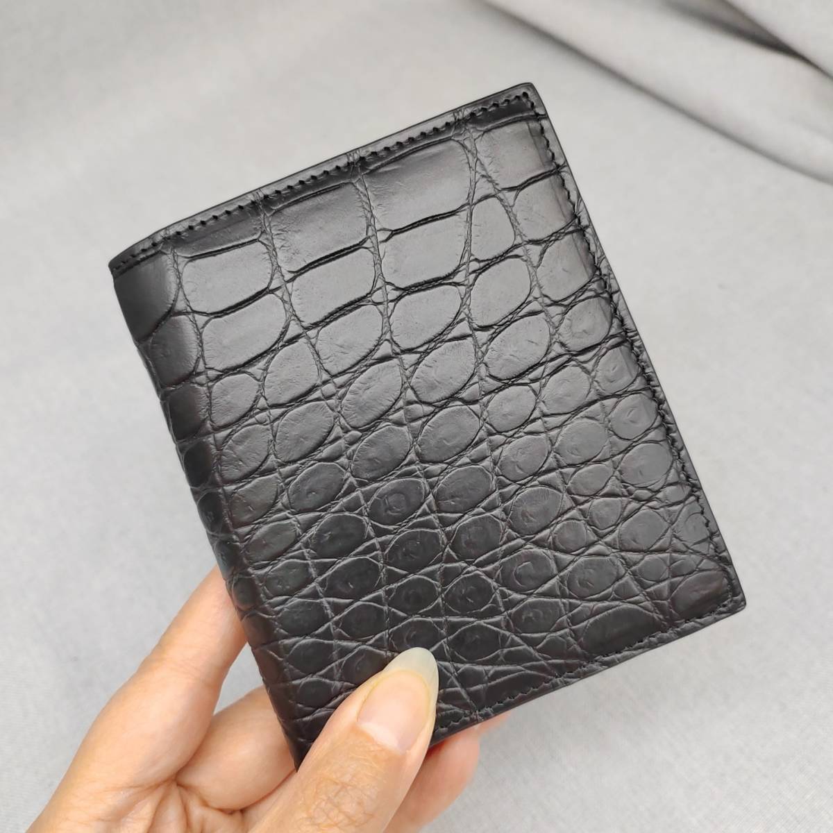 クロコダイル　 内外総ワニ革 無双 マットワニ革ハンドメイド 二つ折り財布　本革　ミニ財布　コンパクト　男女兼用/大人気 黒