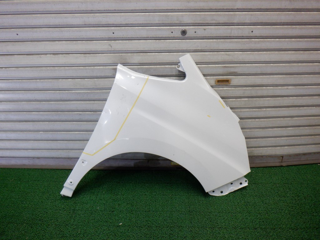 ヴォクシー　ZRR80W/ZRR85W/ZWR80W　ZS　右フェンダー (A6531)