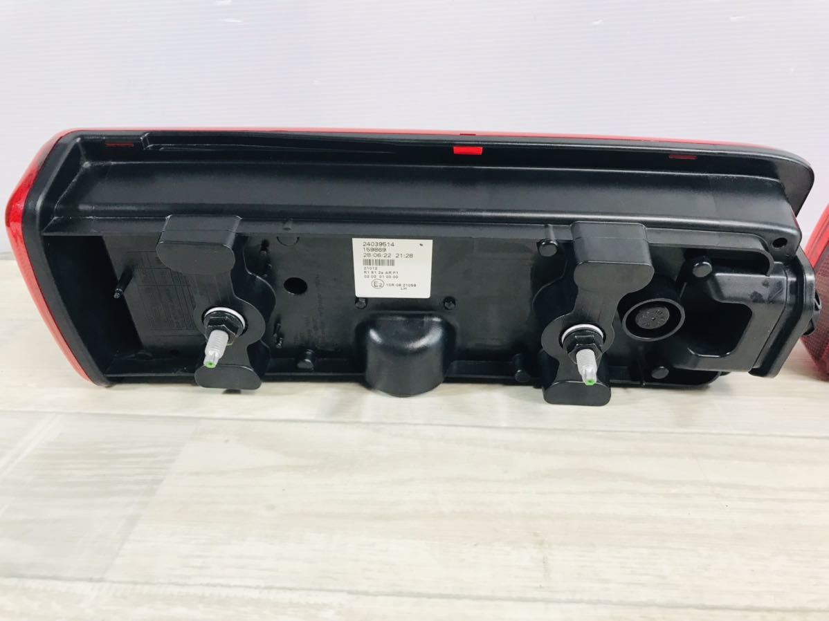 新車外し UD 純正 ボルボ VIGNAL製 LED テール テールライト