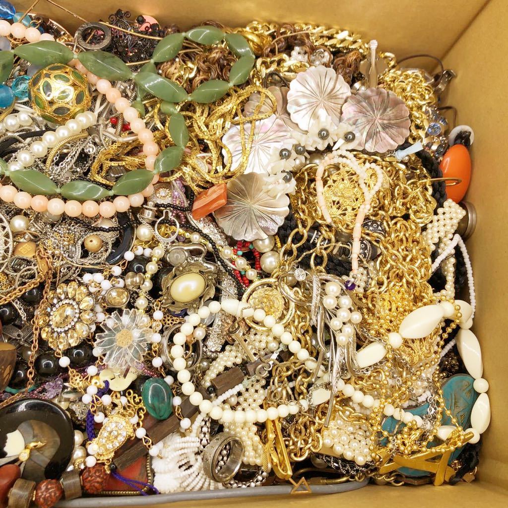 大量アクセサリーまとめ売り7.5Kg ネックレス、指輪、ブローチ、リング
