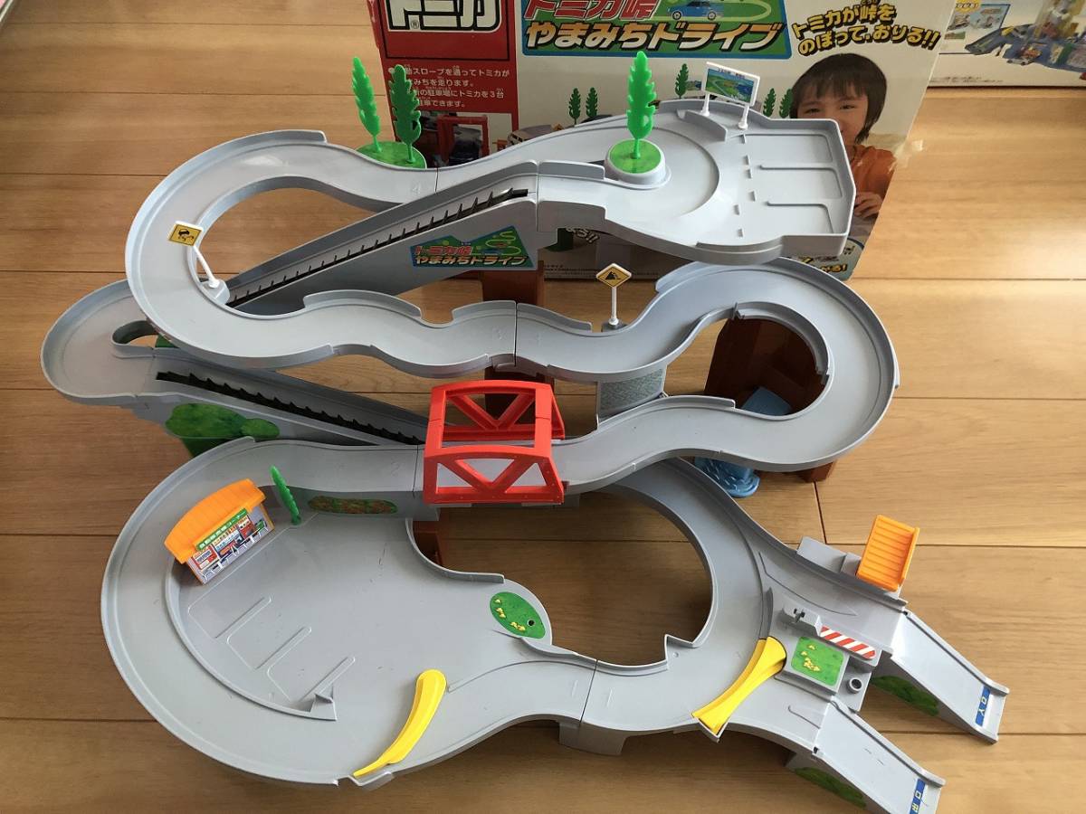トミカ 「スーパーオートトミカビル」 & 「トミカ峠 やまみちドライブ