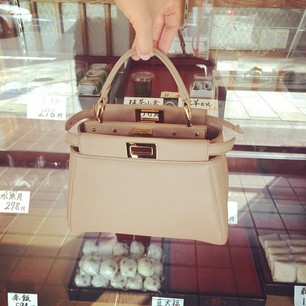 梨花愛用fendi ピーカープーミニバッグ ベージュ ショルダーバッグ 売買されたオークション情報 Yahooの商品情報をアーカイブ公開 オークファン Aucfan Com