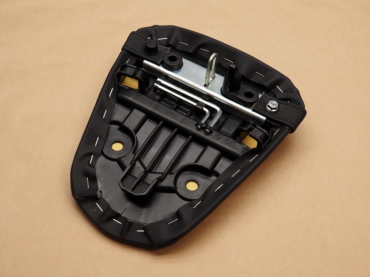 ☆GSX-R1000 L7 2017年～2022年 純正 タンデムシート 品番：45311-17K0