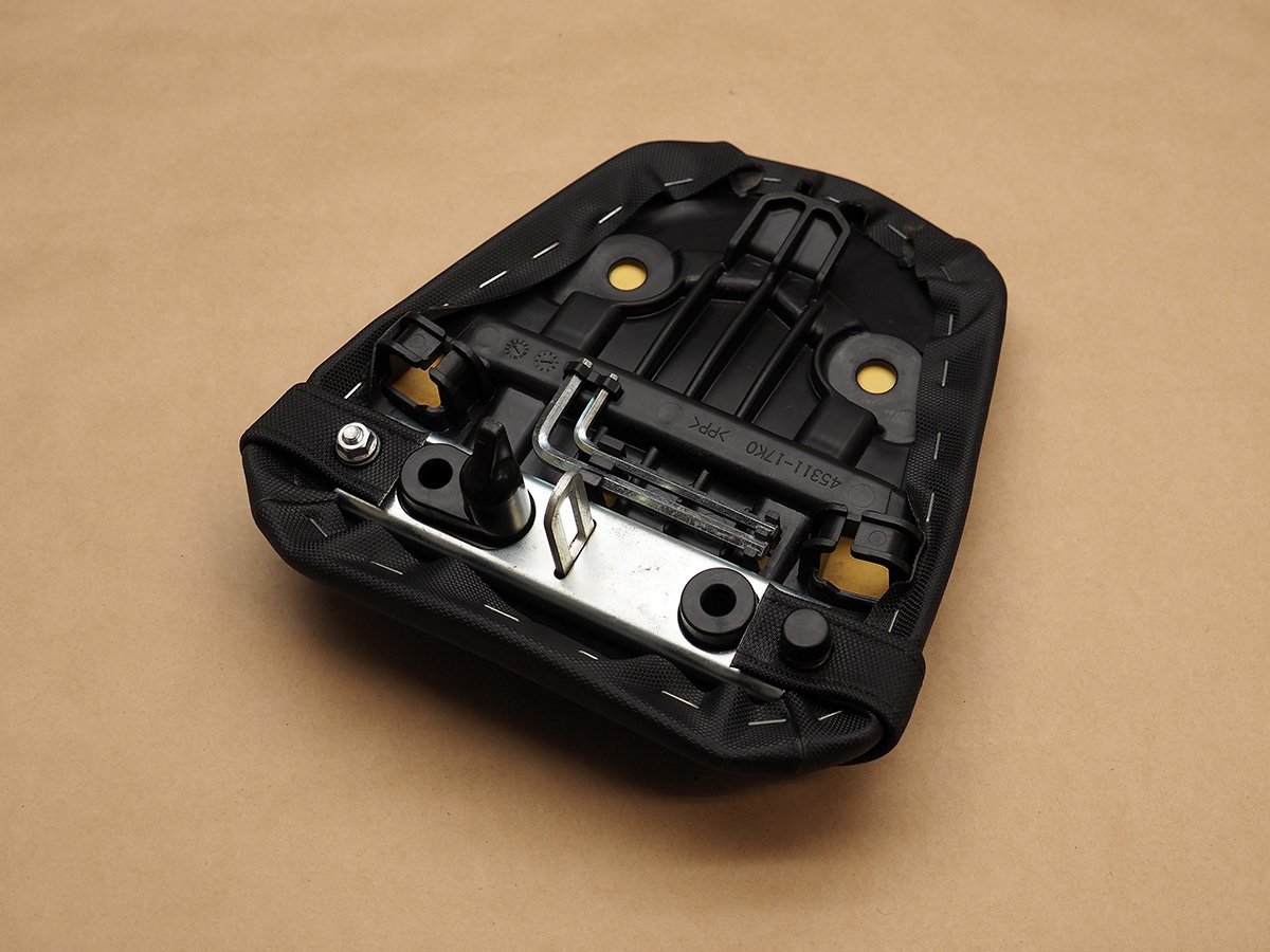 ☆GSX-R1000 L7 2017年～2022年 純正 タンデムシート 品番：45311-17K0 