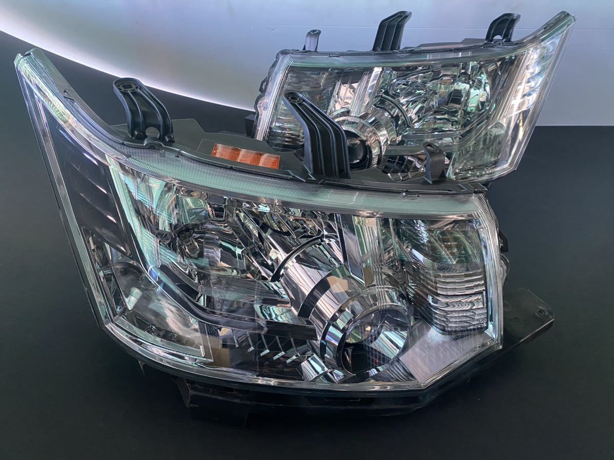 三菱 デリカD:5 ヘッドライト 左右セットDBA-CV5W 中古三菱デリカD5 DBA-CV5W純正ヘッドライト左右セット CV5W デリカ