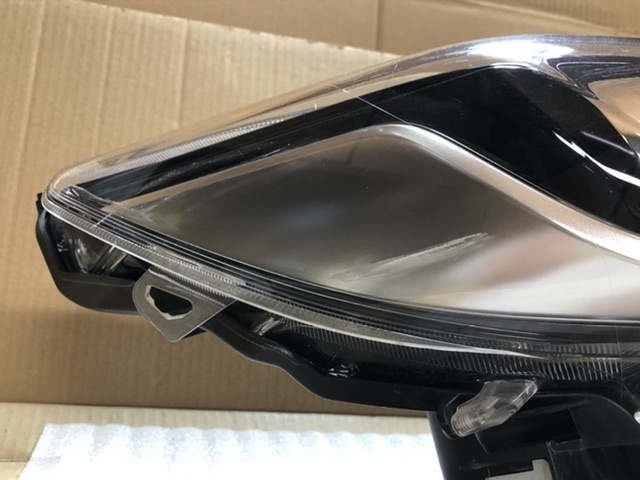 ヘッド ライト 右 ユニット 仕入品 トヨタ アリオン KOITO 20-460 フロント ランプ 内側取付部欠け有り