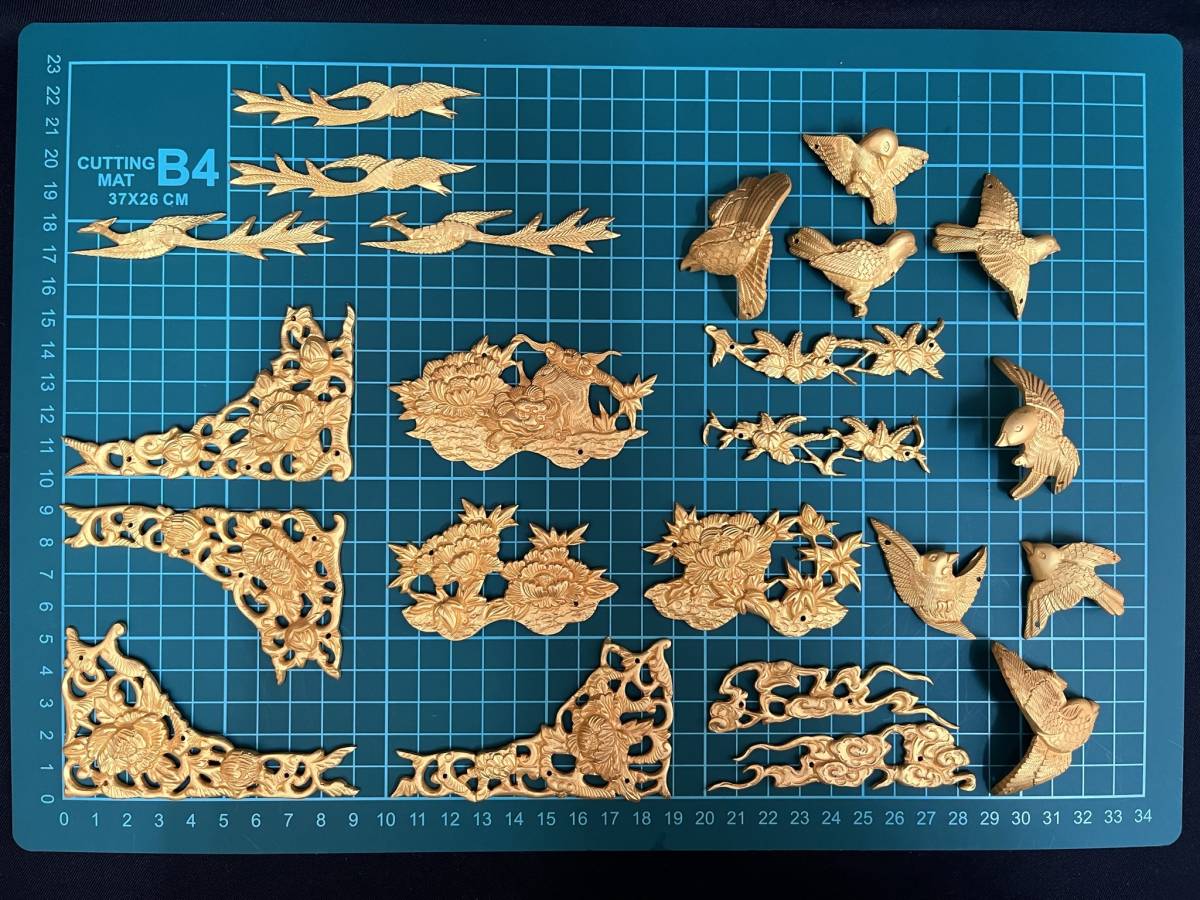 ◎浜壇・仏壇・仏具 飾り金具 デッドストック品 真宗大谷派 材質は銅だと思います。本金メッキ仕上げ 湾曲飾り金具 柱金具 (AA1)