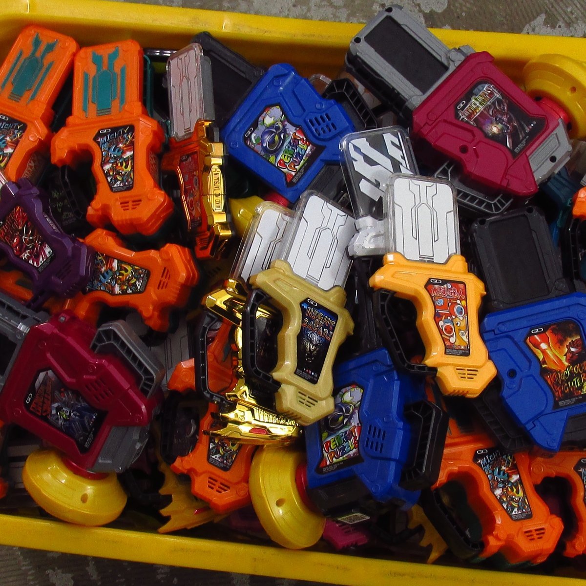 仮面ライダーエグゼイド プロトマイティアクションX / ナイトオブサファリ 含む ガシャット 大量 まとめ 約190個 セット ■U9039