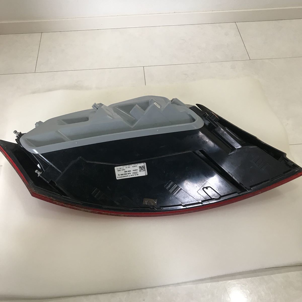 TT 8J系 純正 右テールランプ/ライト/レンズ 8J0 945 096 純正品番