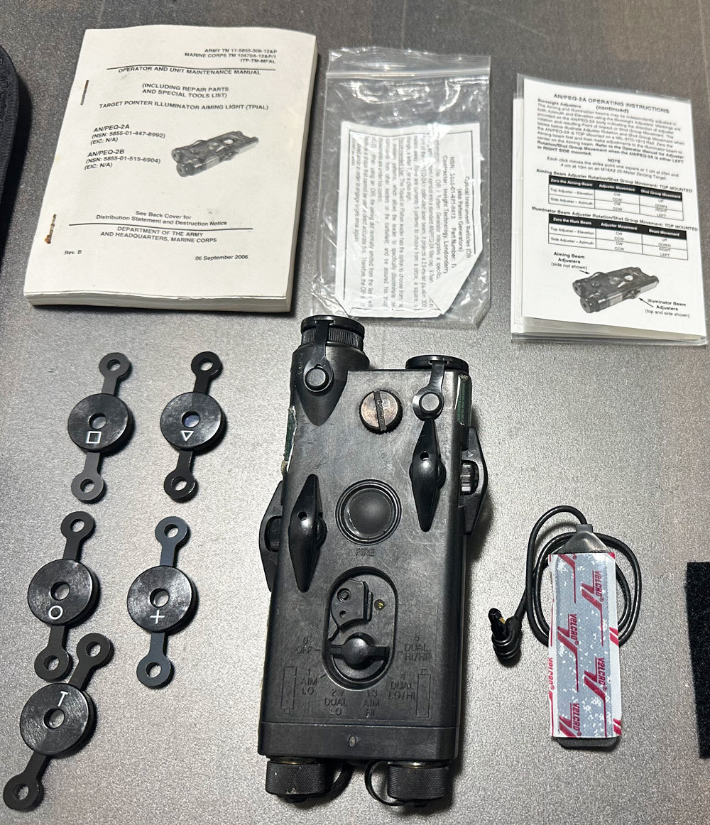 実物 放出 AN / PEQ 2 M4 M16 レーザー デバイス