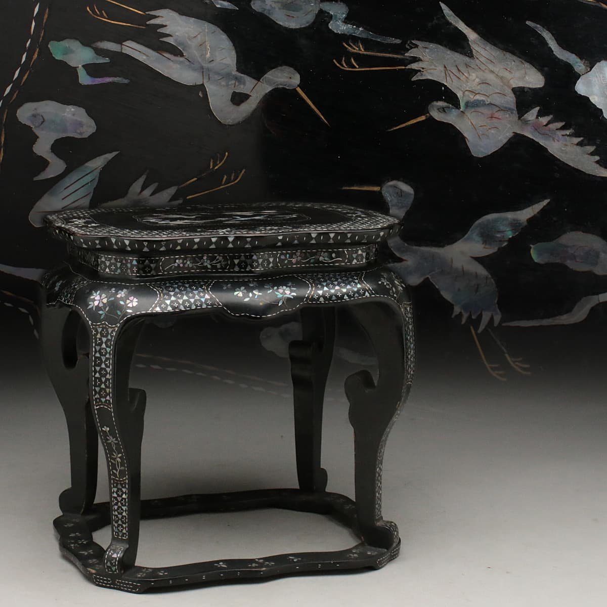 EI725 時代物 黒漆嵌螺鈿云鶴圖香几・螺鈿小卓 高18cm 重300g・黒漆塗