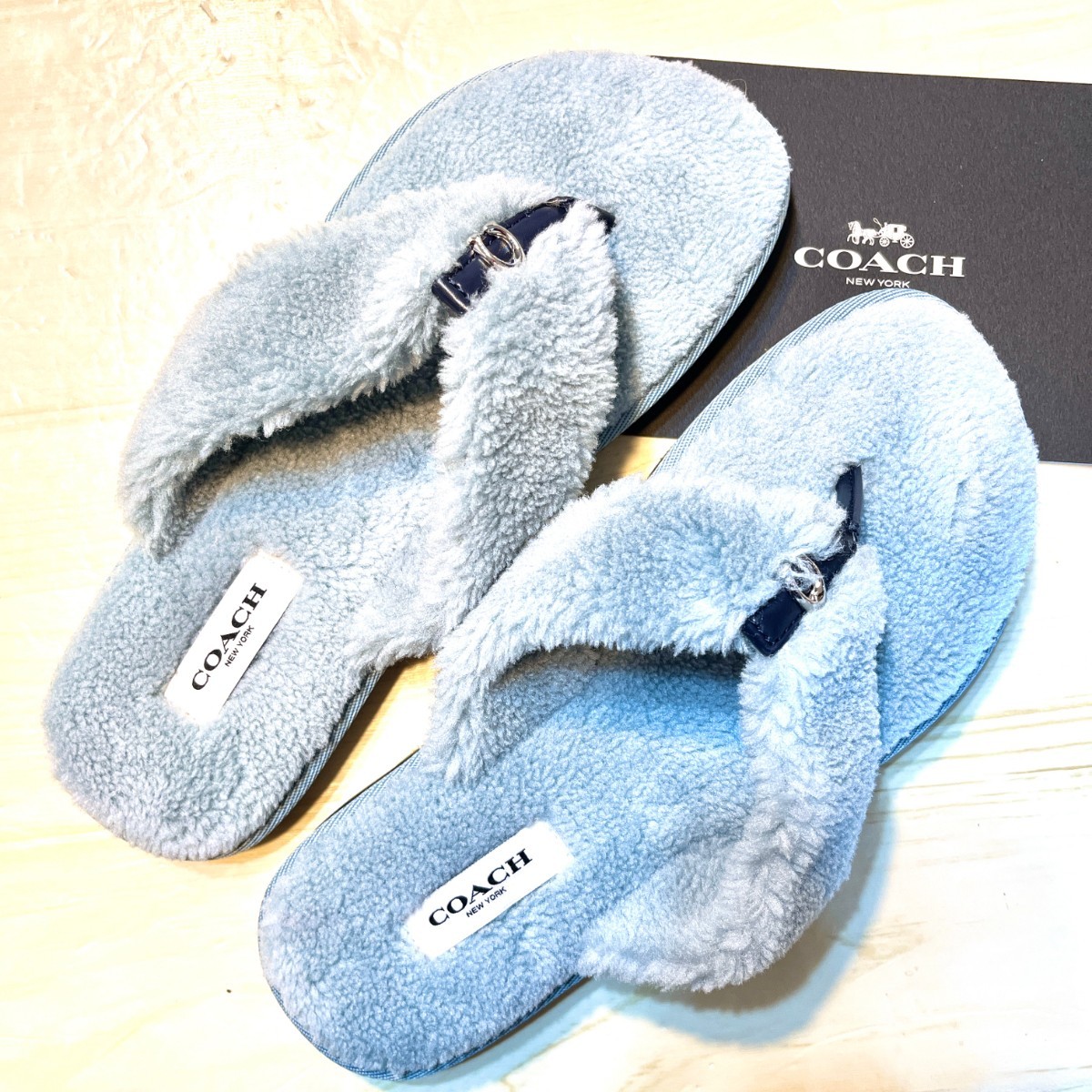 コーチ 新品 オールシーズ モコモコ もふもふ ビーサン サンダル ビーチサンダル ブルー グレー 24 正規品 COACH ブランド ロゴ C