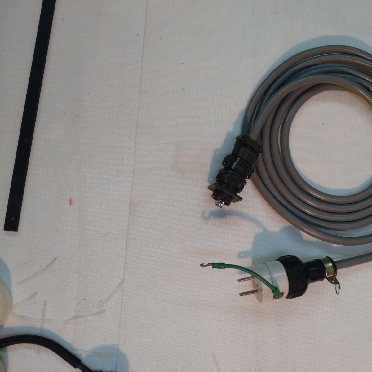 3芯AC100Vケーブル③・灰色3Pケーブル長さ約280cm・両端は丸型防水3Ｐコンセントと丸型メス3P・オス3Pコネクター（DDK製）中古品　