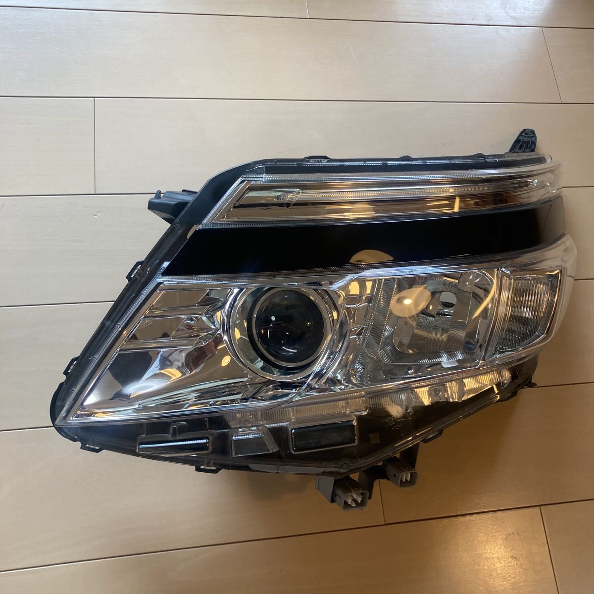 ヴォクシー　80系左ヘッドランプユニット　 品番：81170-28D01 80ヴォクシー 新品ヘッドランプユニット左 品番：81170-28D01 車