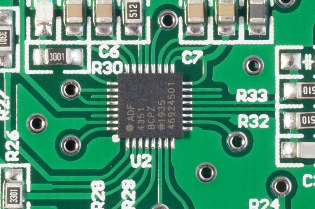 ADF4351 発振器　35MHz ～ 4500MHz　数回使用　中古