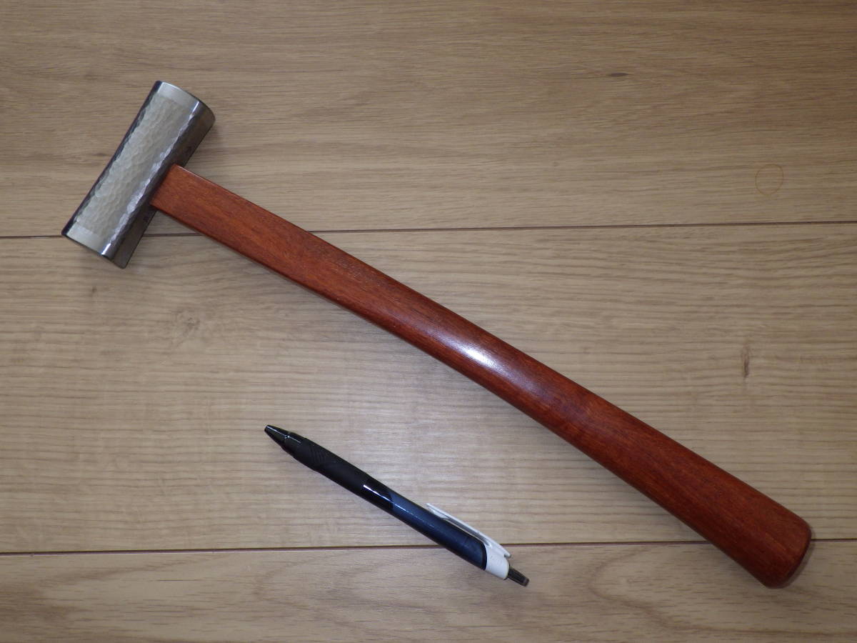 未使用長期保管品 霞槌目仕上げ四角玄能 銘「ヤマ久」頭部重量100匁 