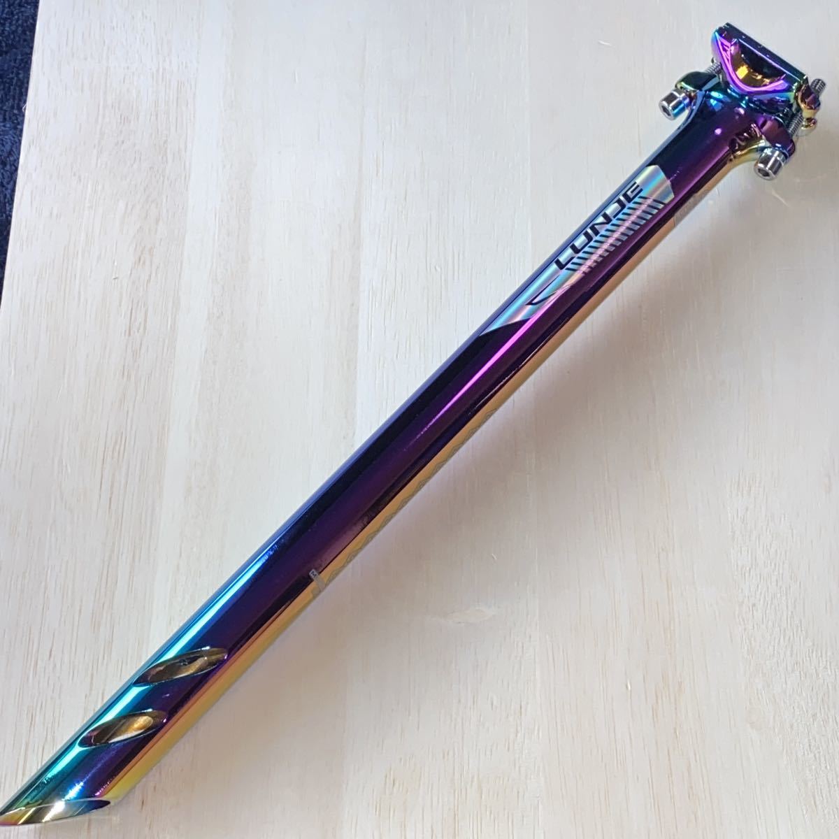 LUNJEシートポスト アルミ合金製 φ27.2 オイルスリックカラー